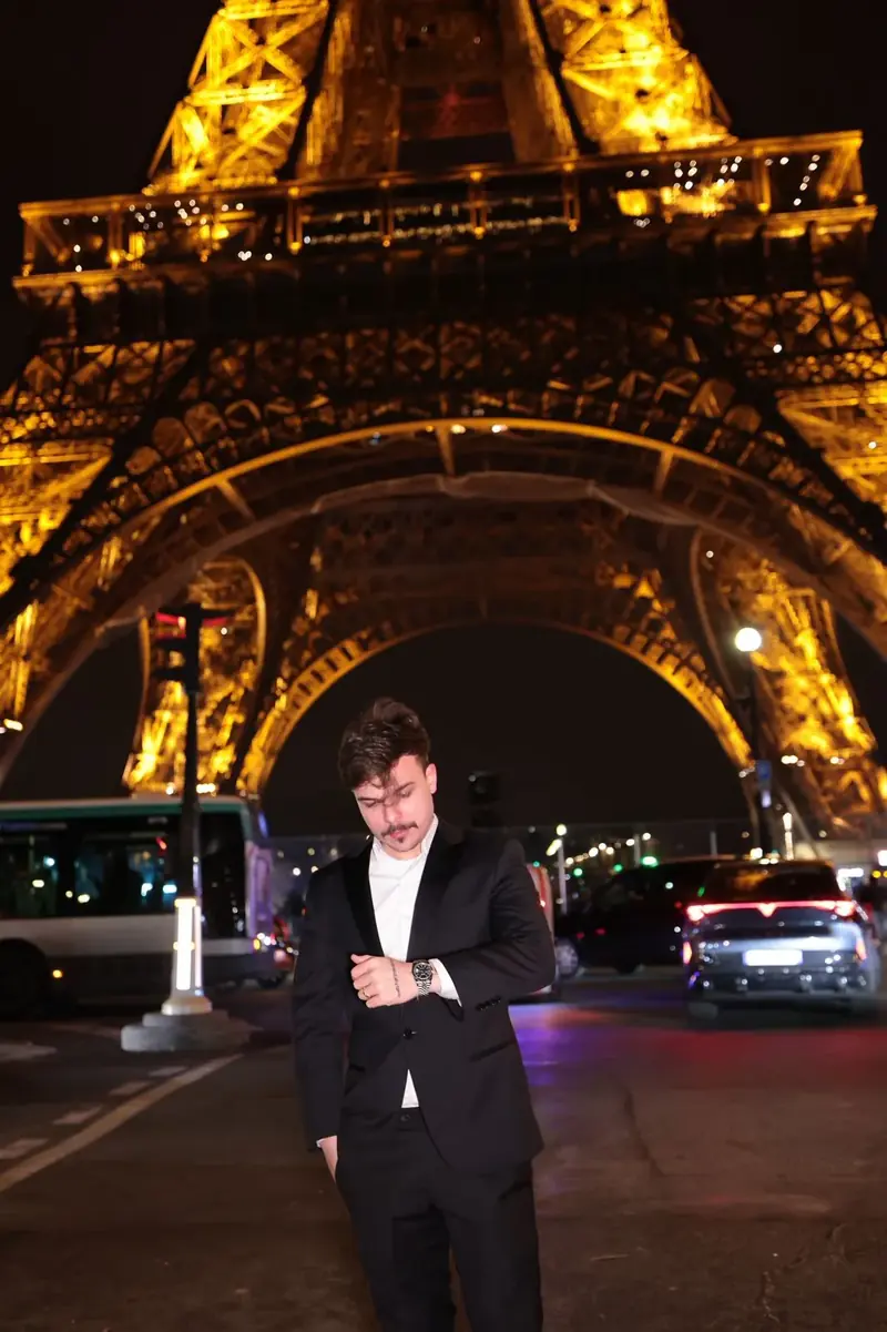 Gui Ricco em Paris, em frente à Torre Eiffel